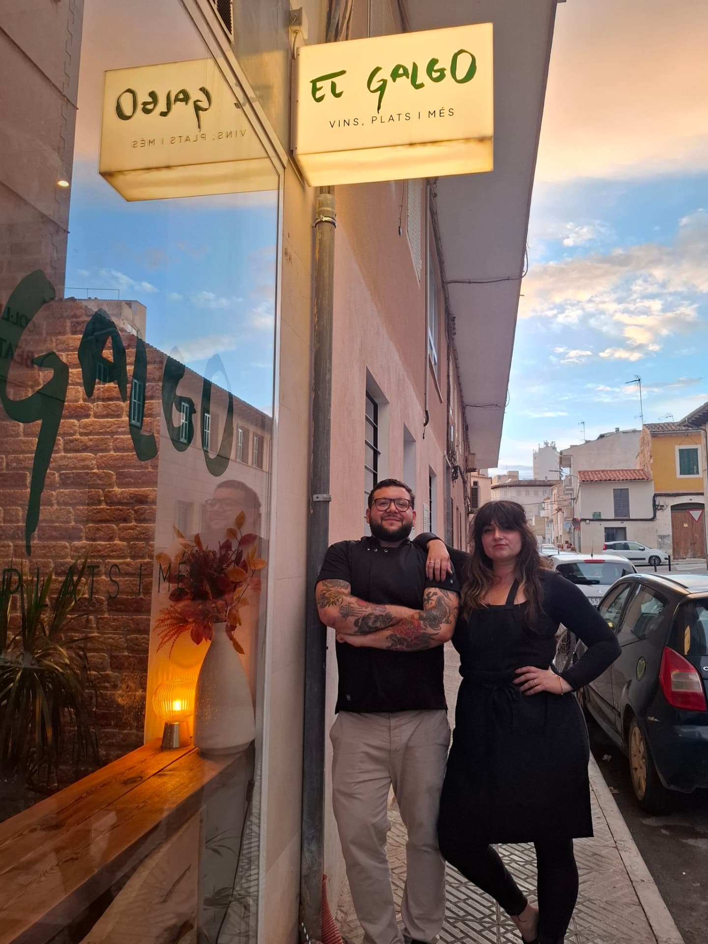 El equipo de El Galgo frente al restaurante en Inca