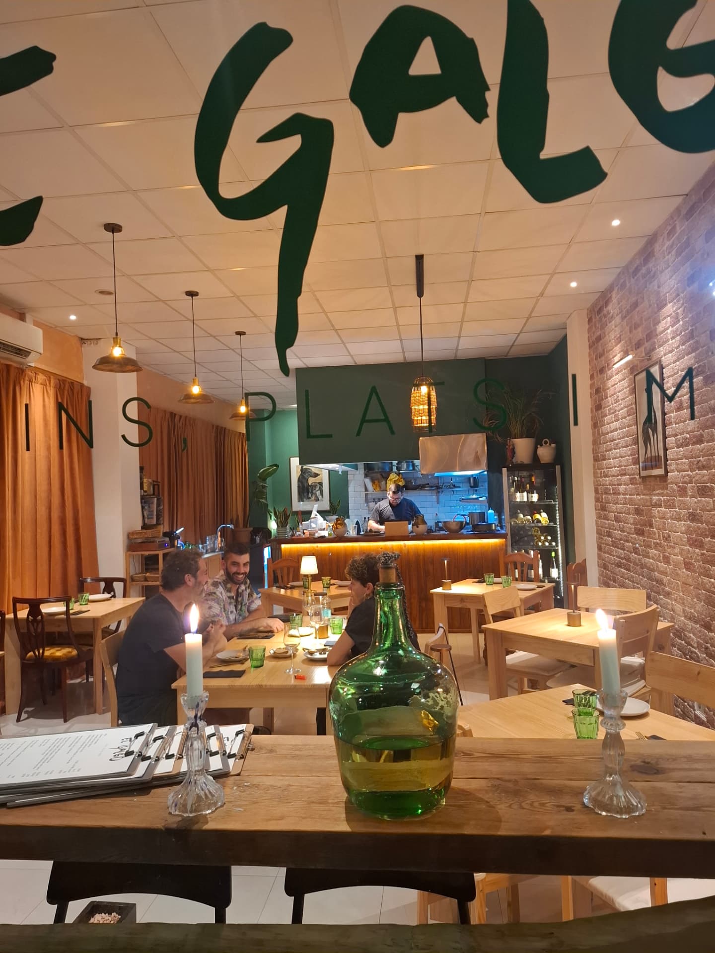 Comedor de El Galgo con la cocina abierta al fondo