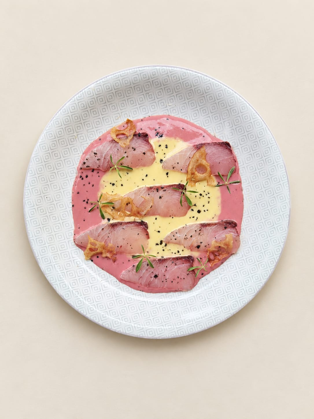Crudo del mes: pescado crudo con crema de remolacha y alioli